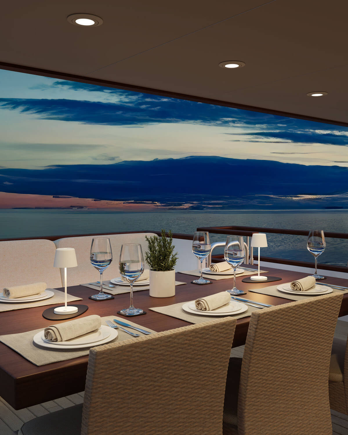 Mise en ambiance sur table de bateau, plusieurs lampes blanches allumées auprès des verres.