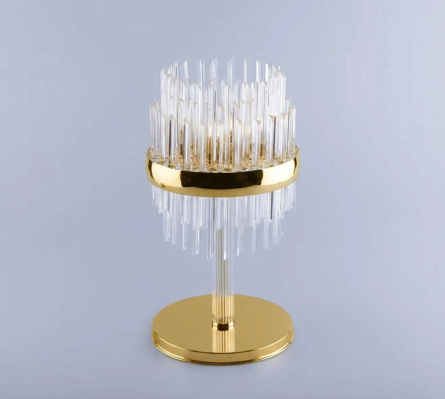 Même lampe à poser en finition dorée, vue de face sur fond clair