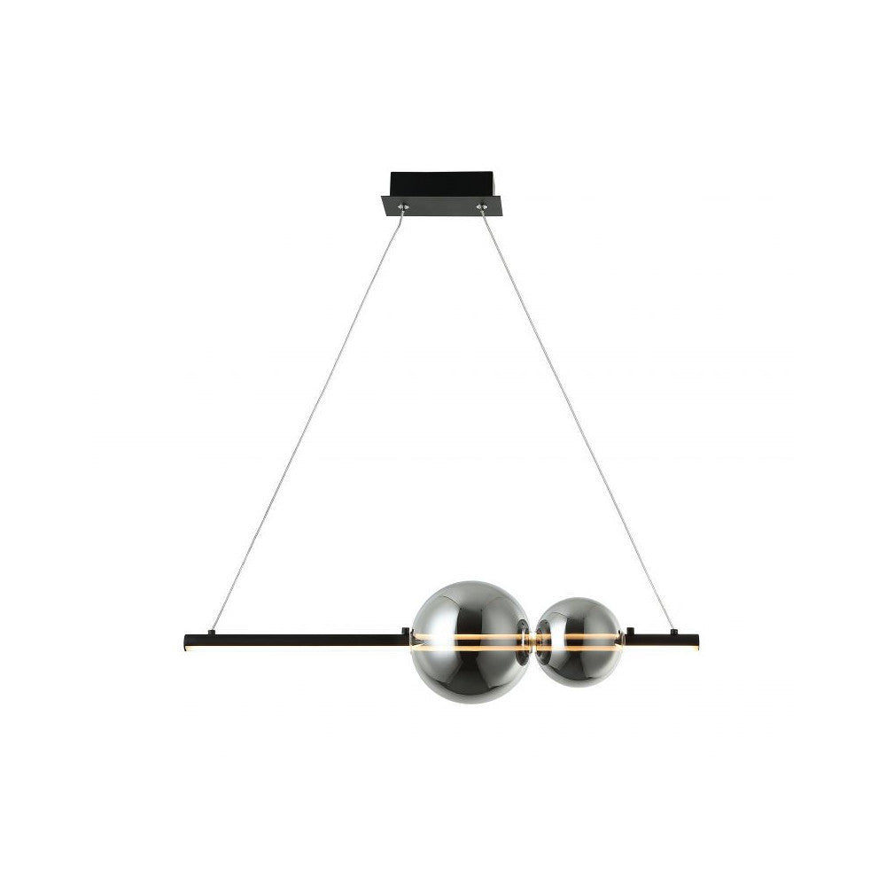Luminaire allumé, halo lumineux traversant les sphères chromées et la barre noire
