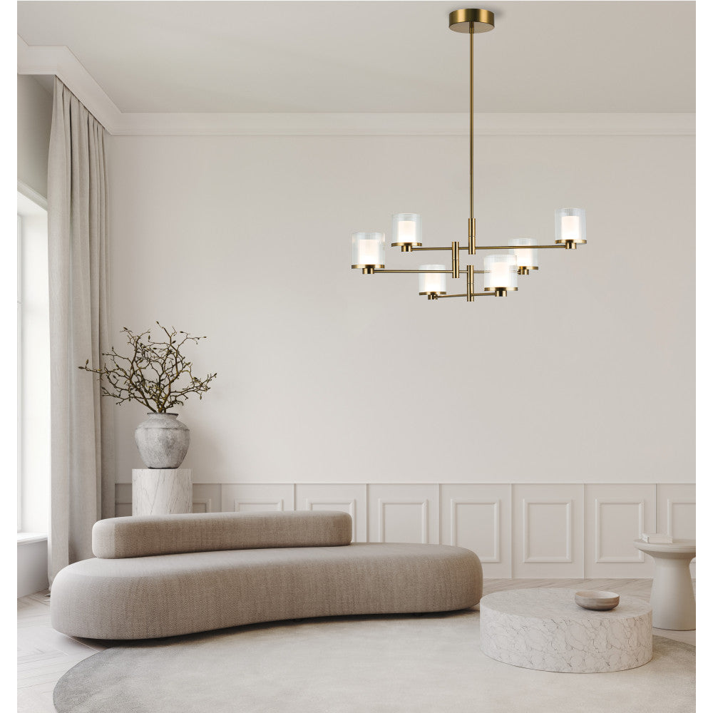 Vue en situation du chandelier doré dans un séjour épuré avec méridienne et vase
