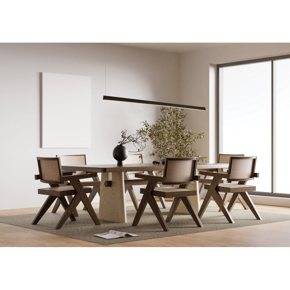 Mise en ambiance au-dessus d'une table à manger en bois clair