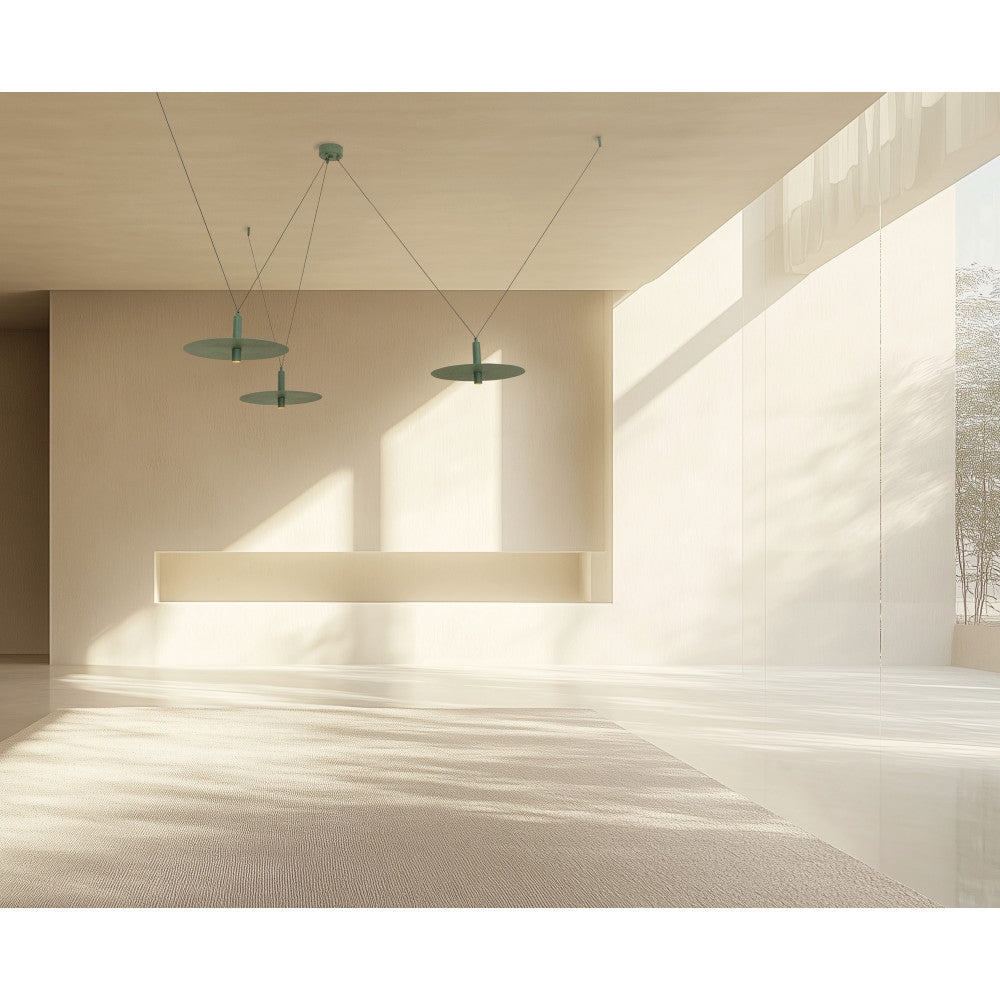 Ambiance épurée avec trois disques verts suspendus dans un intérieur beige baigné de lumière.