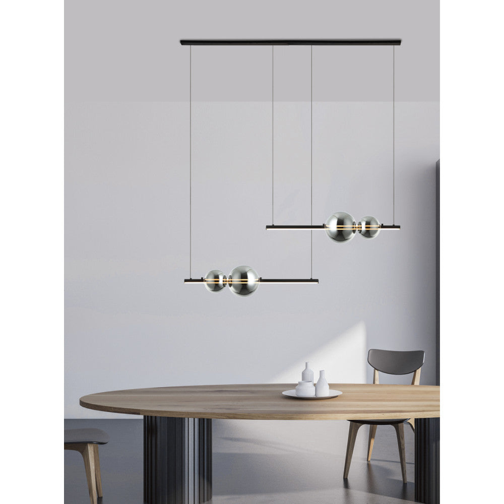 Mise en ambiance au-dessus d'une table ovale en bois clair, suspension en hauteur