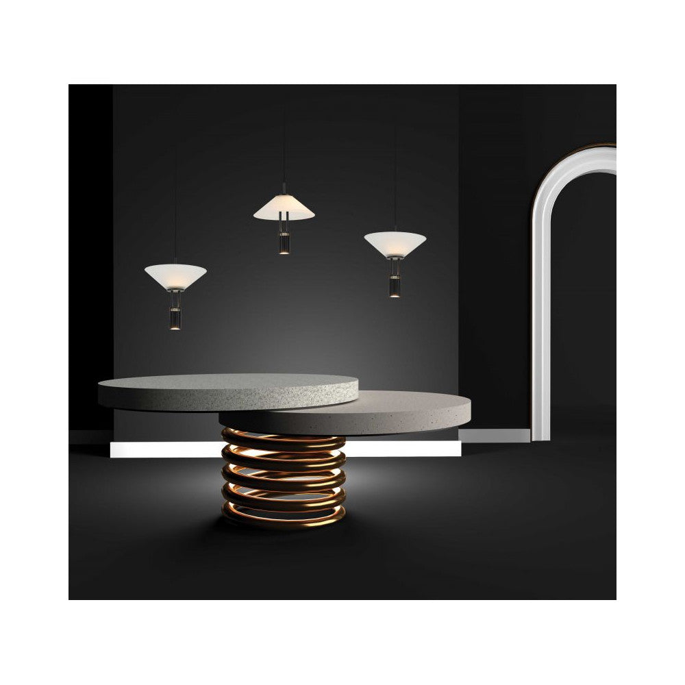 Mise en ambiance sombre avec trois suspensions éclairées au-dessus d'une table design.