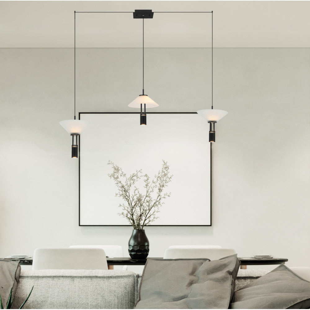 Suspension installée au-dessus d'une table à manger dans un intérieur clair.