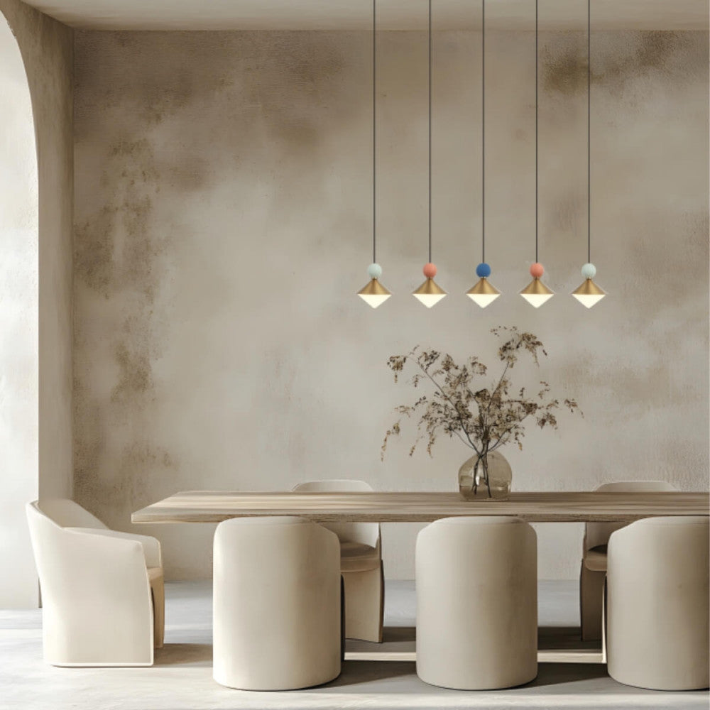 Mise en ambiance au-dessus d'une table en bois dans une pièce beige