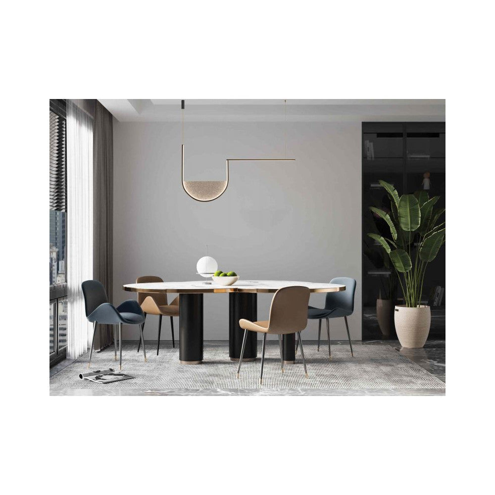 Mise en ambiance au-dessus d'une table ovale dans une salle à manger claire