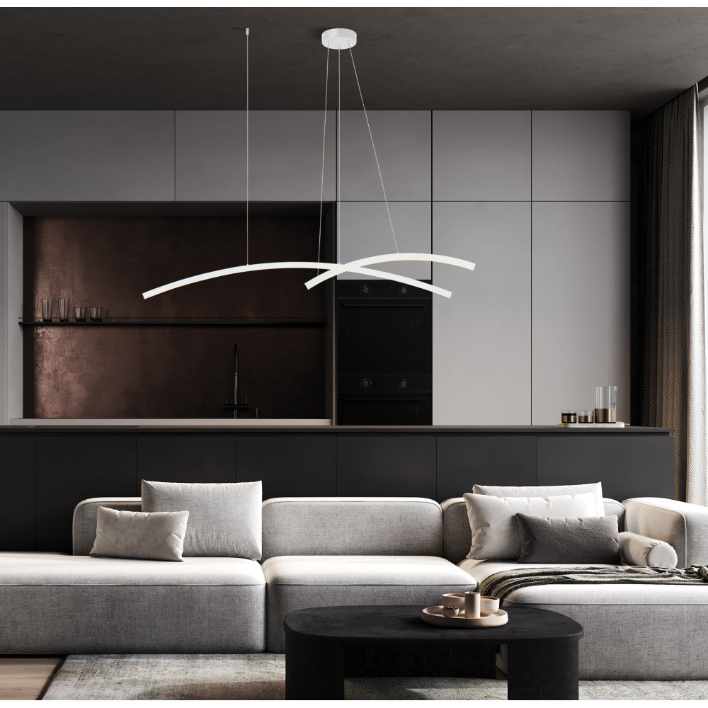 Mise en ambiance au-dessus d'un canapé gris dans un séjour contemporain avec cuisine ouverte.