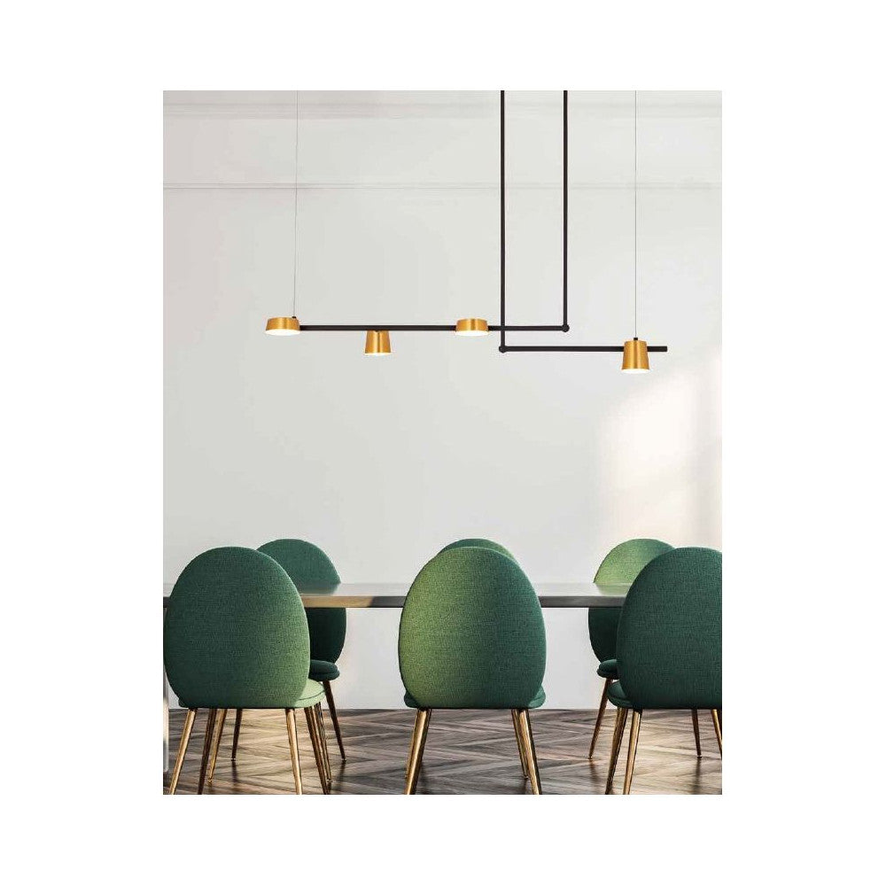 Mise en ambiance salle à manger avec chaises vertes et suspension dorée