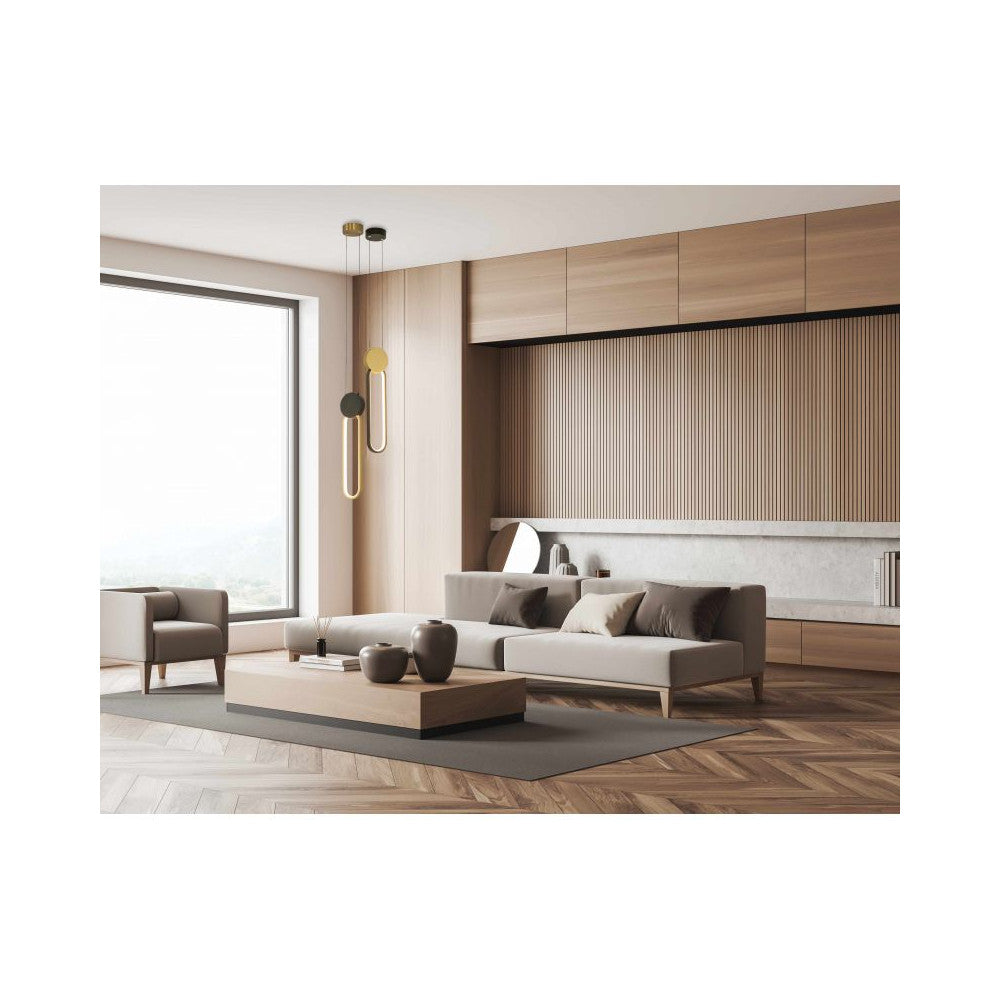 Mise en ambiance salon moderne, suspension dorée au-dessus d'un canapé beige.