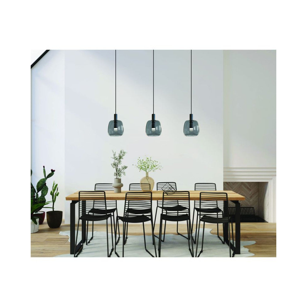 Mise en ambiance salle à manger, trois suspensions alignées au-dessus d'une table en bois