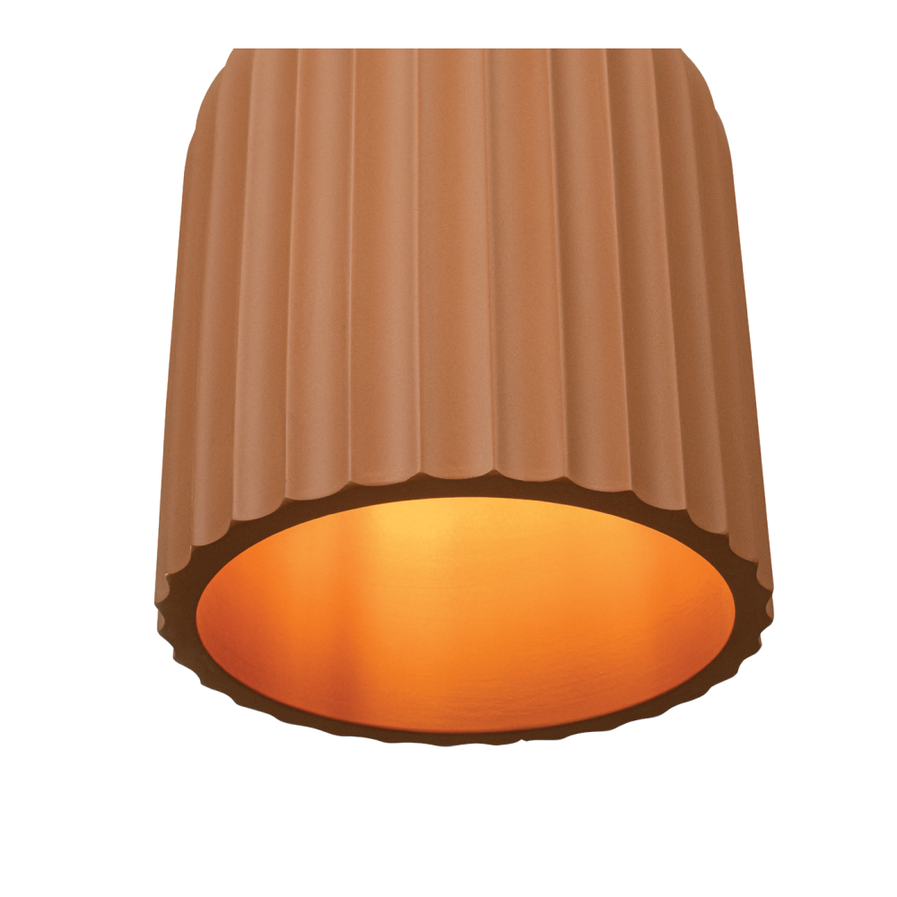 Vue par dessous montrant l'intérieur éclairé d'une lumière orangée chaude