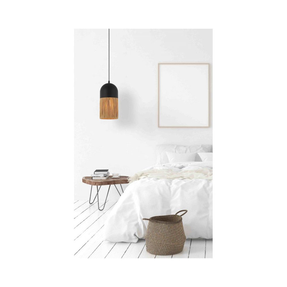 Mise en ambiance chambre, suspension allumée au-dessus d'une table en bois.