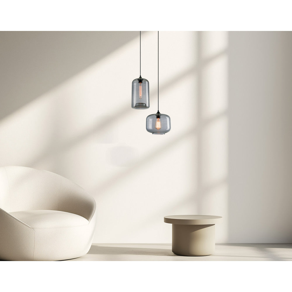 Ambiance intérieure claire avec suspension en verre fumé et fauteuil blanc