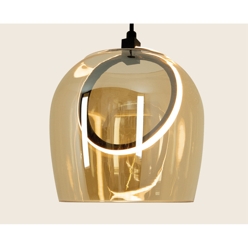 Détail de la finition, verre champagne éclairé sur fond beige