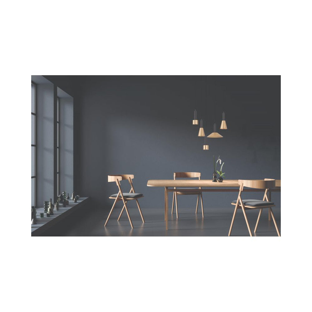 Mise en ambiance au-dessus d'une table en bois dans une pièce sombre