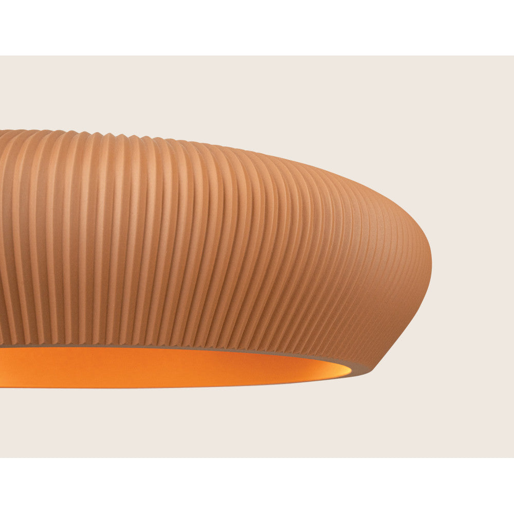 Détail du bord de l'abat-jour, intérieur éclairé d'une lumière orangée