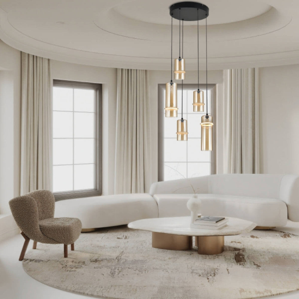 Mise en ambiance dans un salon moderne avec canapé blanc et table basse.