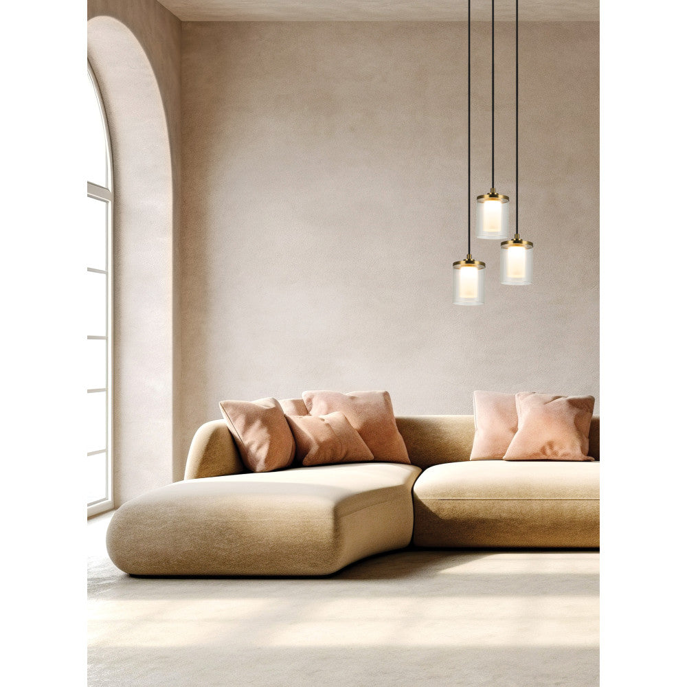 Vue en situation dans intérieur beige, suspension allumée au-dessus d'un canapé et coussins roses
