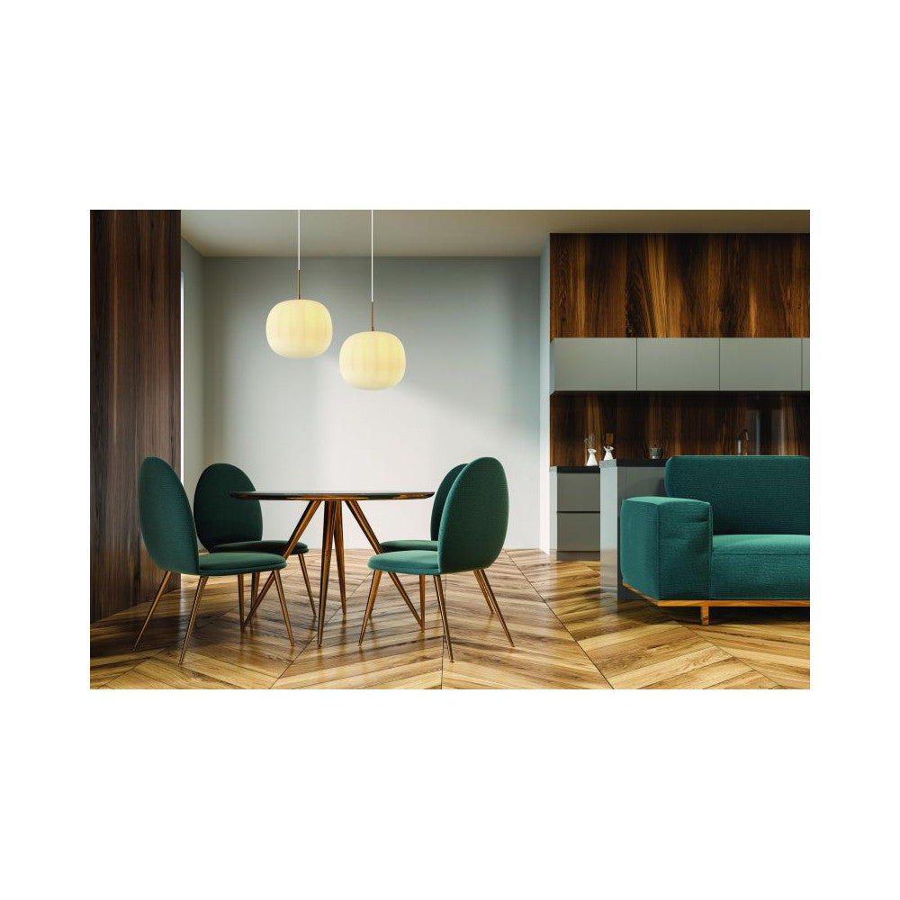 Salle à manger avec deux suspensions au-dessus d'une table ronde et chaises vertes.