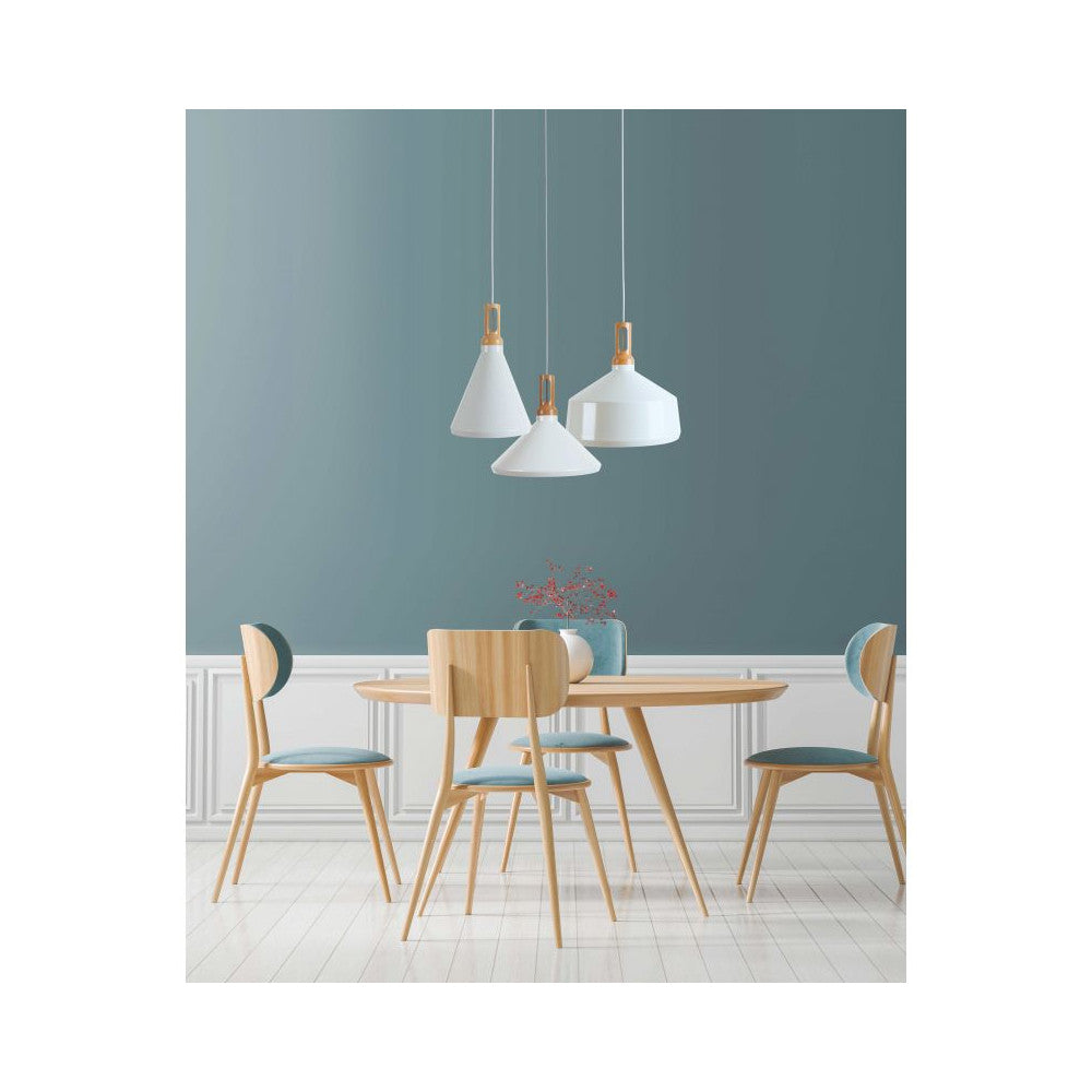 Mise en ambiance salle à manger, trois suspensions blanches au-dessus d'une table en bois.