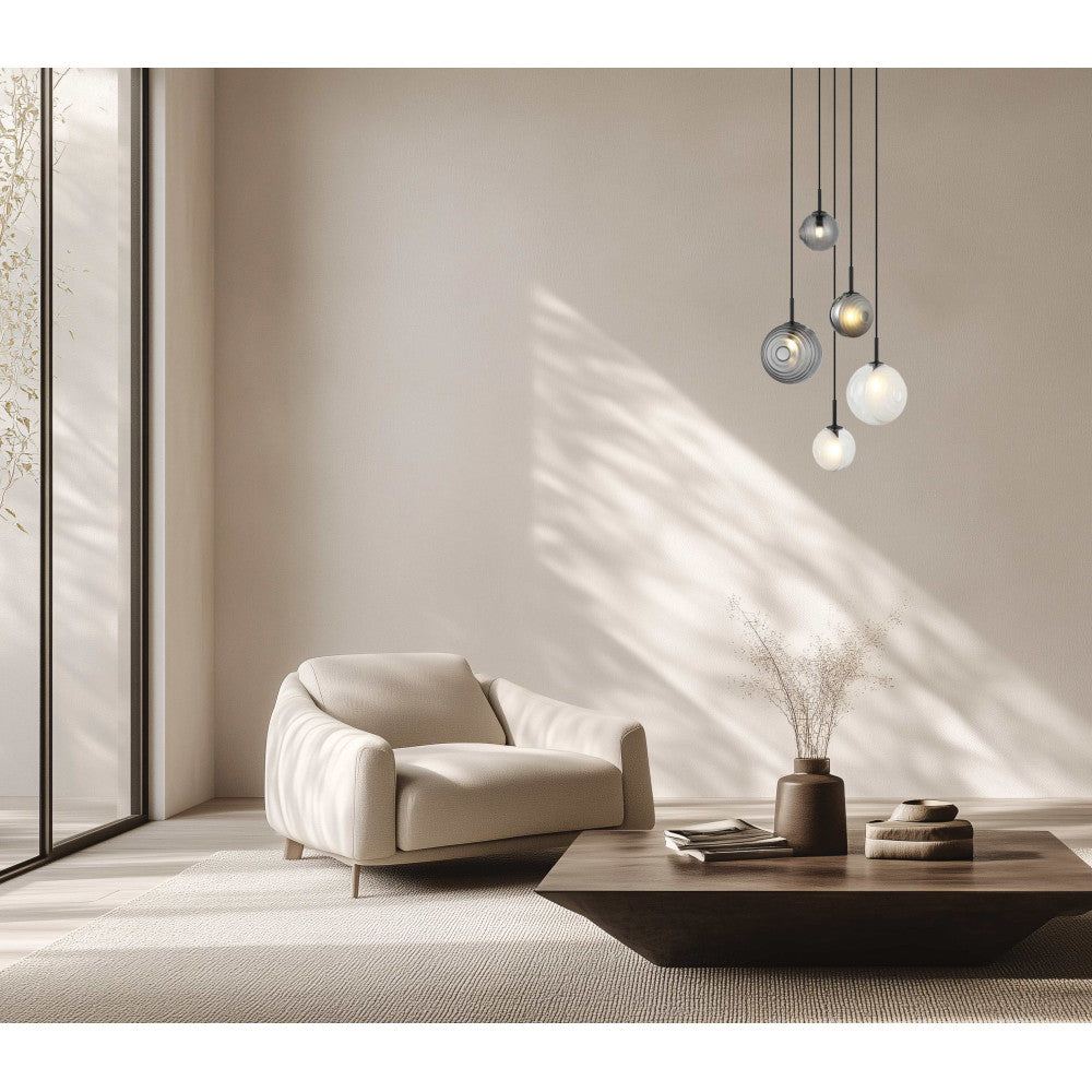 Ambiance chaleureuse avec la suspension allumée au-dessus d'un coin salon et un fauteuil.