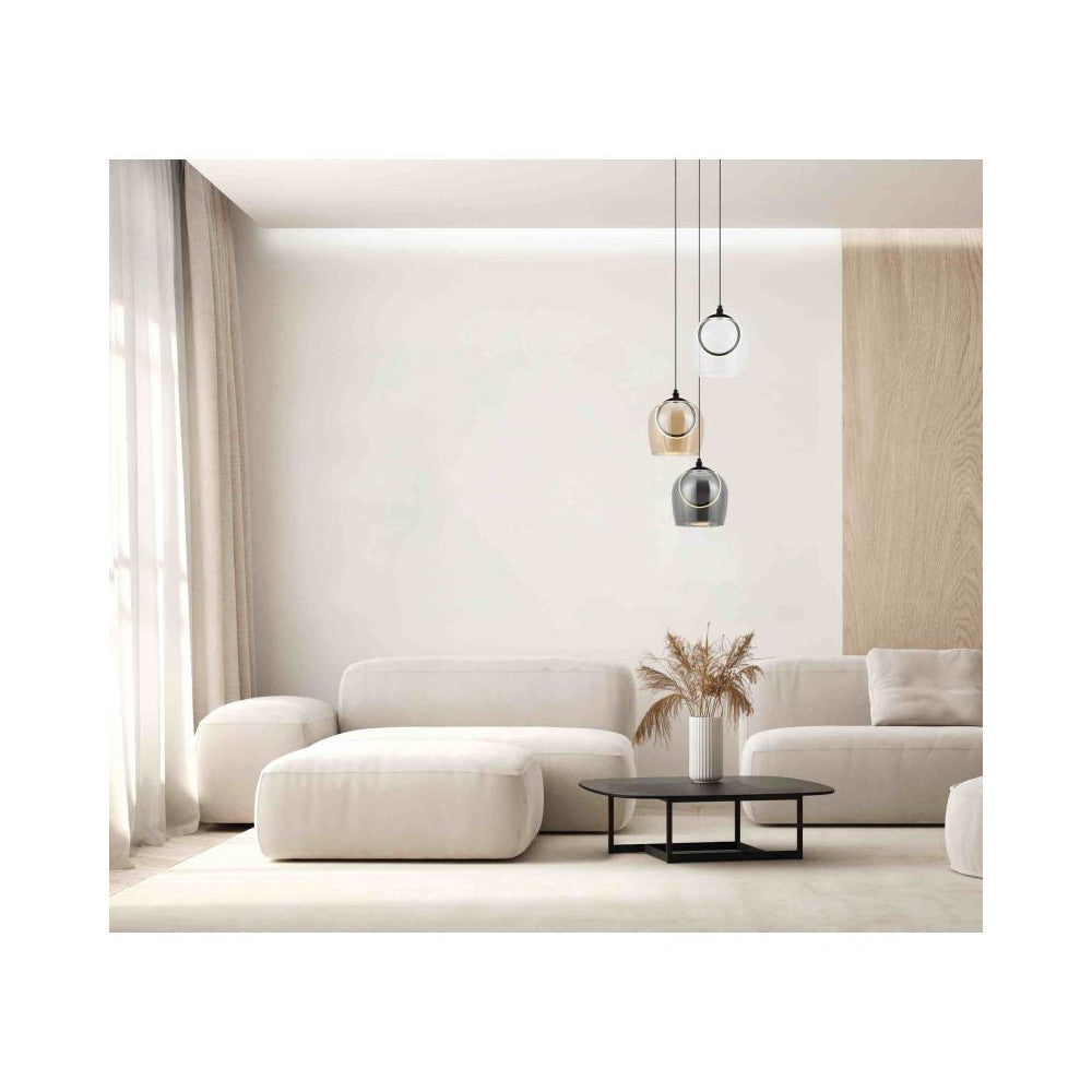 Mise en ambiance du luminaire suspendu au-dessus d'un canapé beige dans un salon clair.