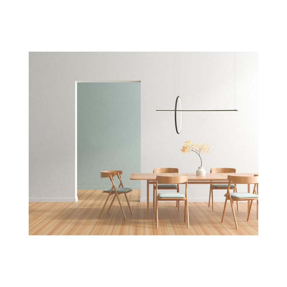 Mise en ambiance dans une pièce claire, suspension au-dessus d'une table en bois avec chaises.