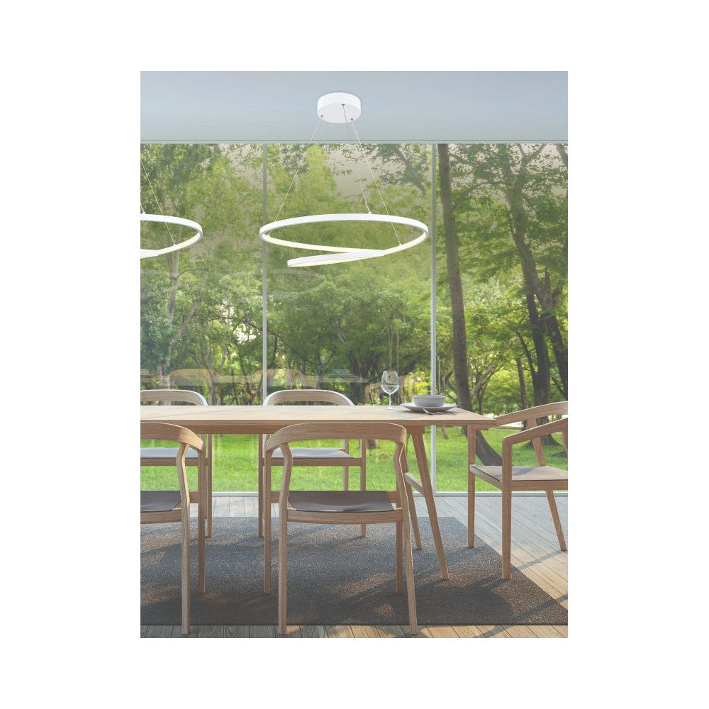 Mise en ambiance au-dessus d’une table à manger, deux suspensions blanches devant une baie vitrée.