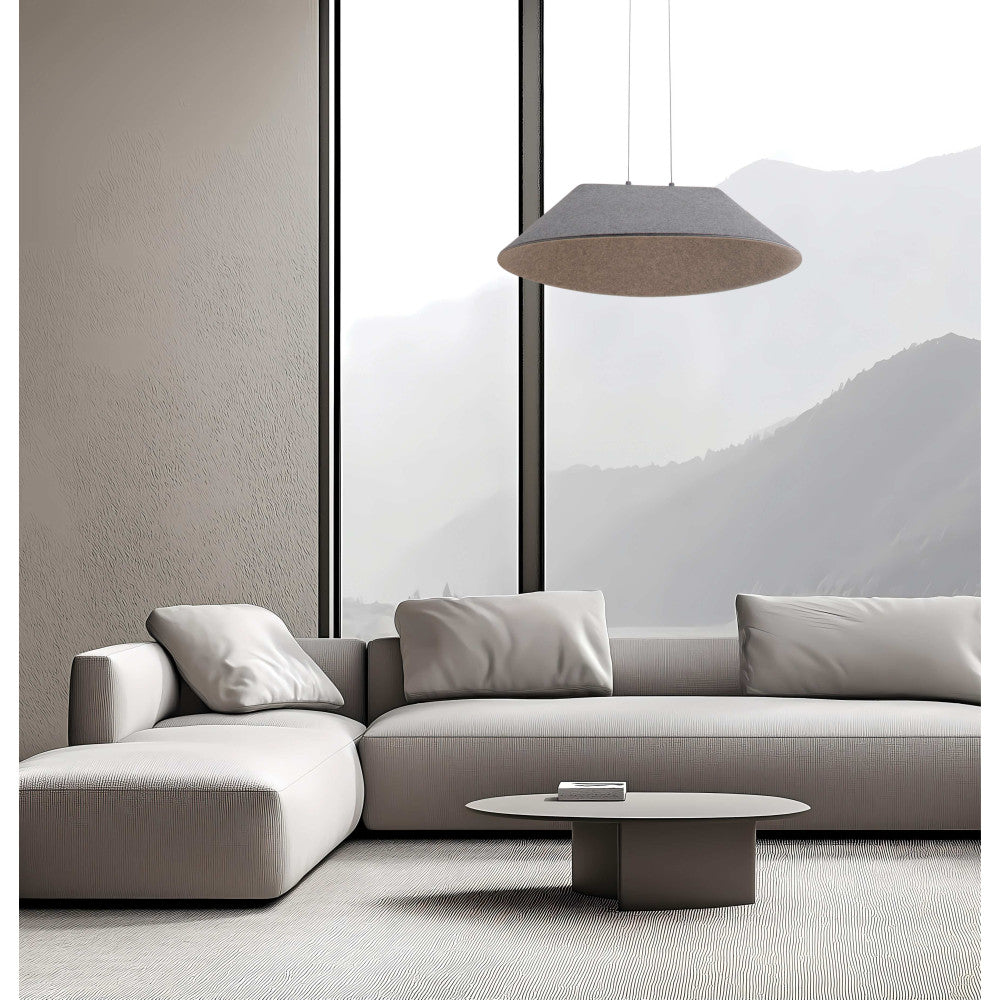 Luminaire installé dans un salon contemporain, canapé clair et vue sur montagnes