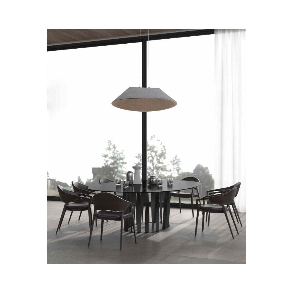 Mise en ambiance au-dessus d'une table à manger ronde devant une baie vitrée