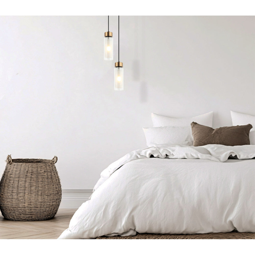 Mise en ambiance chambre claire, deux suspensions allumées au-dessus d'un lit recouvert de linge blanc.