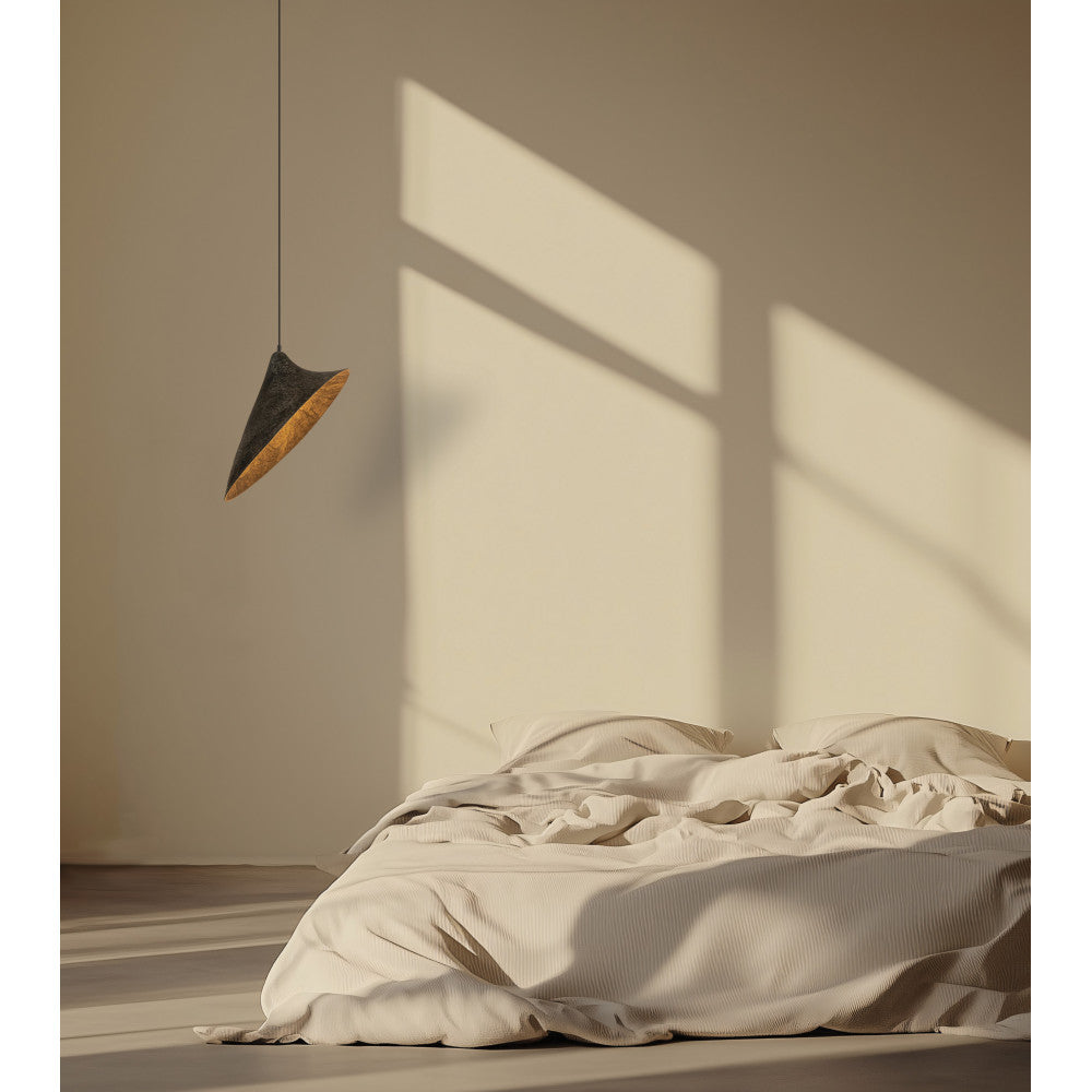 Mise en ambiance, suspension noire suspendue au-dessus d'un lit aux draps beiges