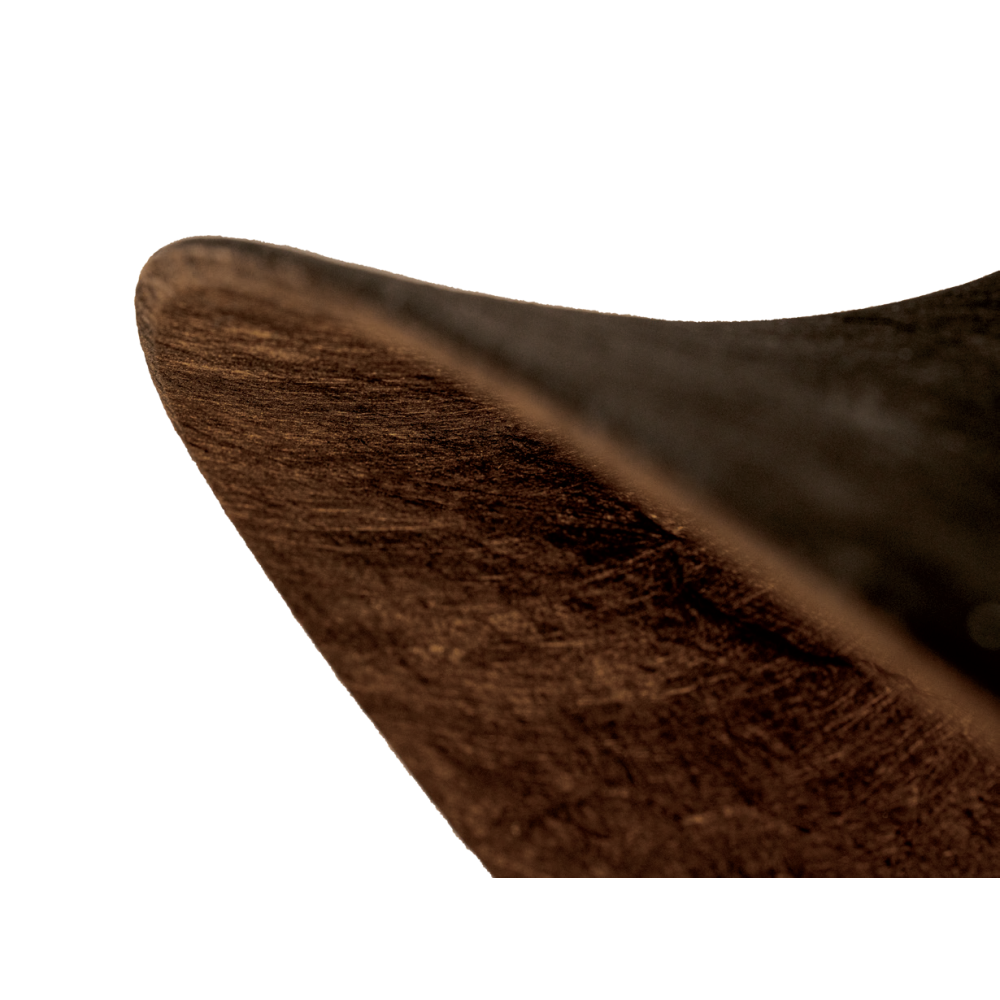 Détail macro du bord de l'abat-jour, texture mate brun foncé grain bois