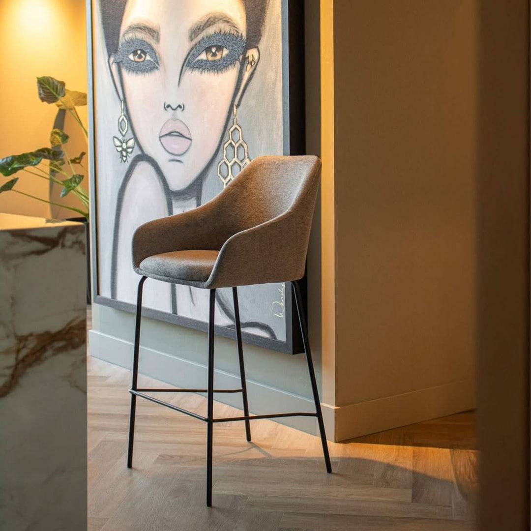 Tabouret de bar avec dossier et accoudoirs confortable | NOVA - Designix