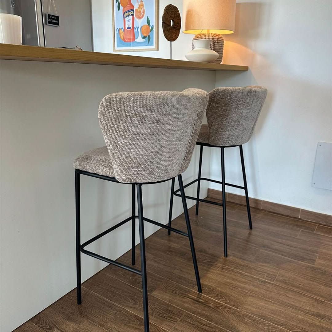 Tabouret De Bar Ergonomique En Chenille Taupe Avec Repose - Pieds | LUMI - Designix