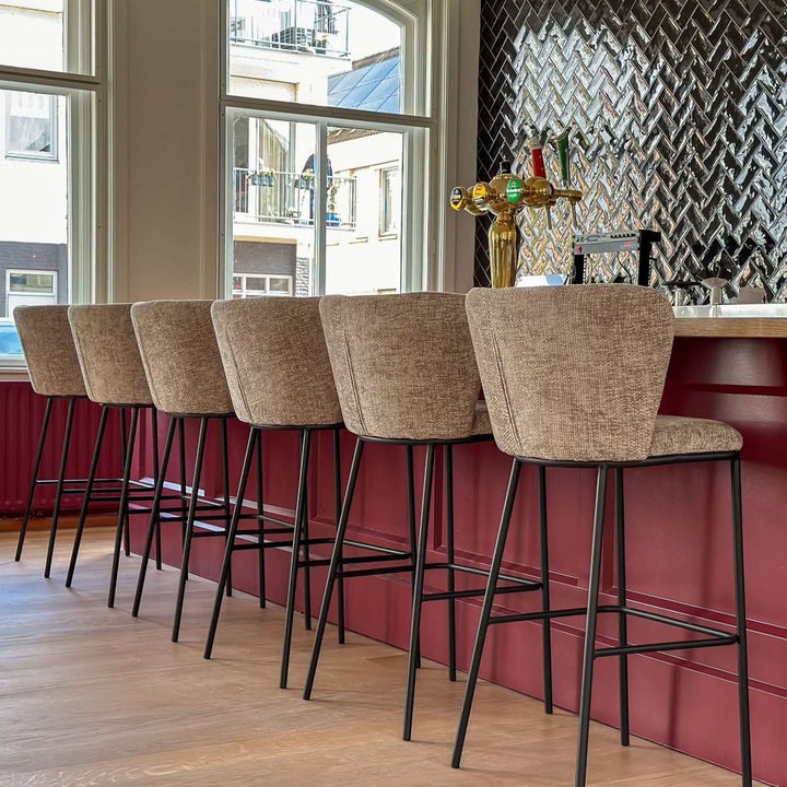 Tabouret De Bar Ergonomique En Chenille Taupe Avec Repose - Pieds | LUMI - Designix