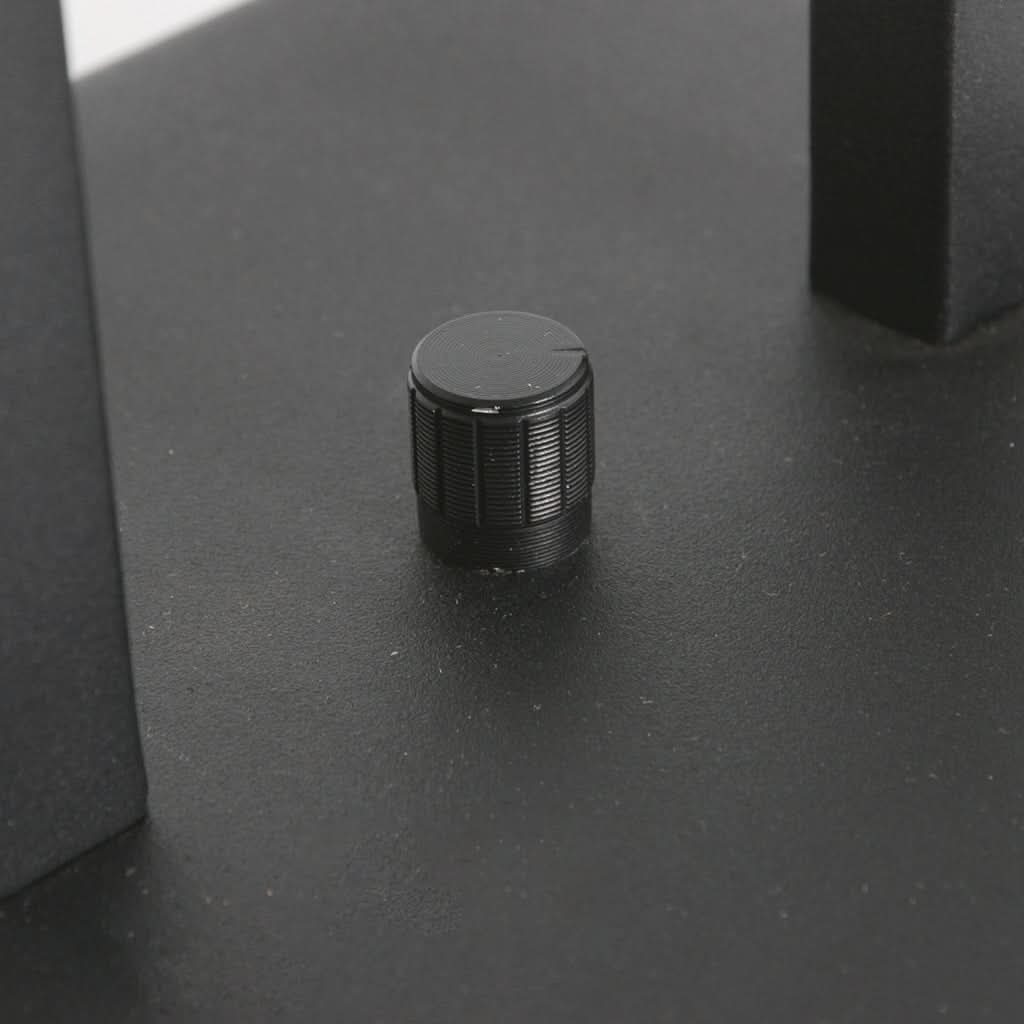 Gros plan sur le bouton variateur noir moleté situé sur la base plate.