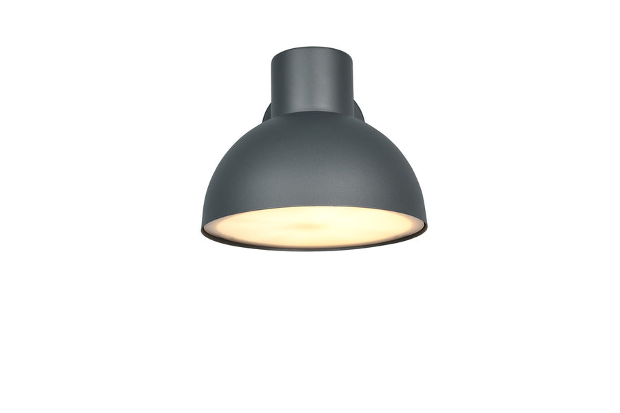 Vue rapprochée de l'abat-jour hémisphérique diffusant une lumière chaude par le bas.