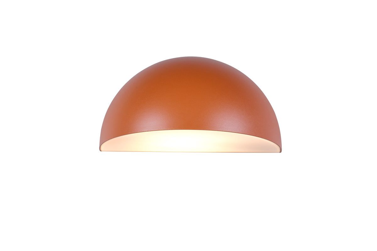 Face avant de l'applique demi-dôme terracotta, lumière chaude diffusée sous la coque.