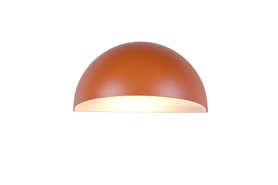 Face avant de l'applique demi-dôme terracotta, lumière chaude diffusée sous la coque.