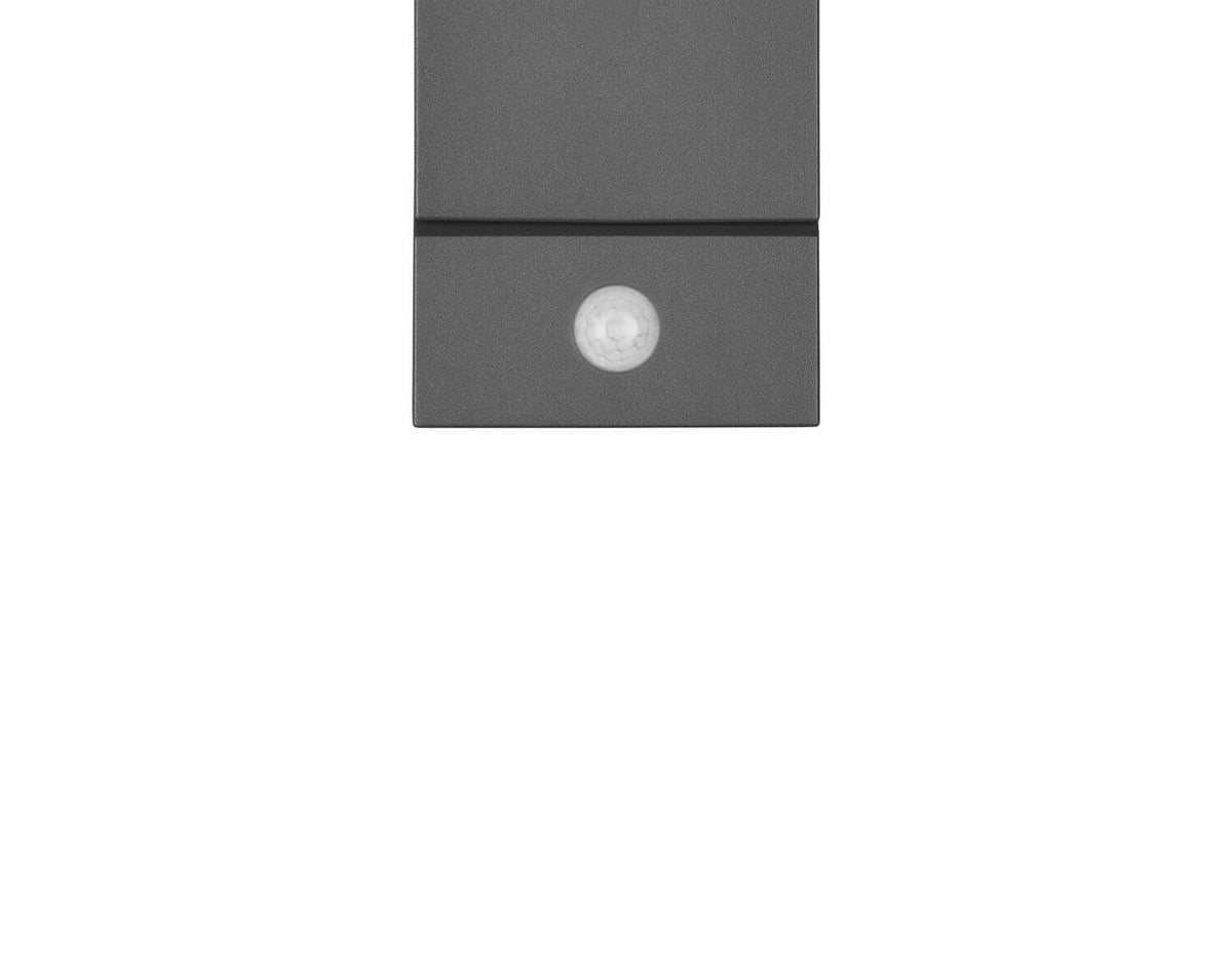Gros plan sur le détecteur infrarouge intégré au bas du boîtier anthracite.