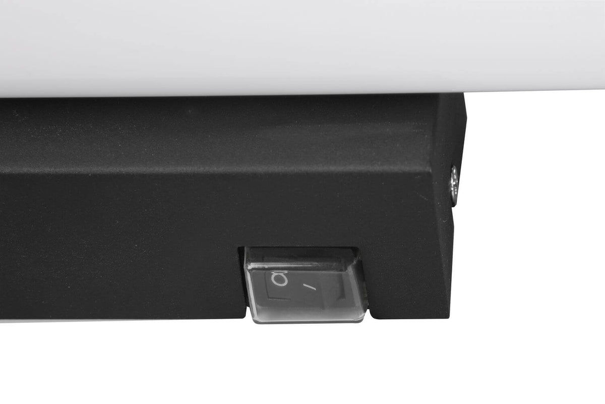Détail du boîtier noir mat montrant l'interrupteur basculant du luminaire