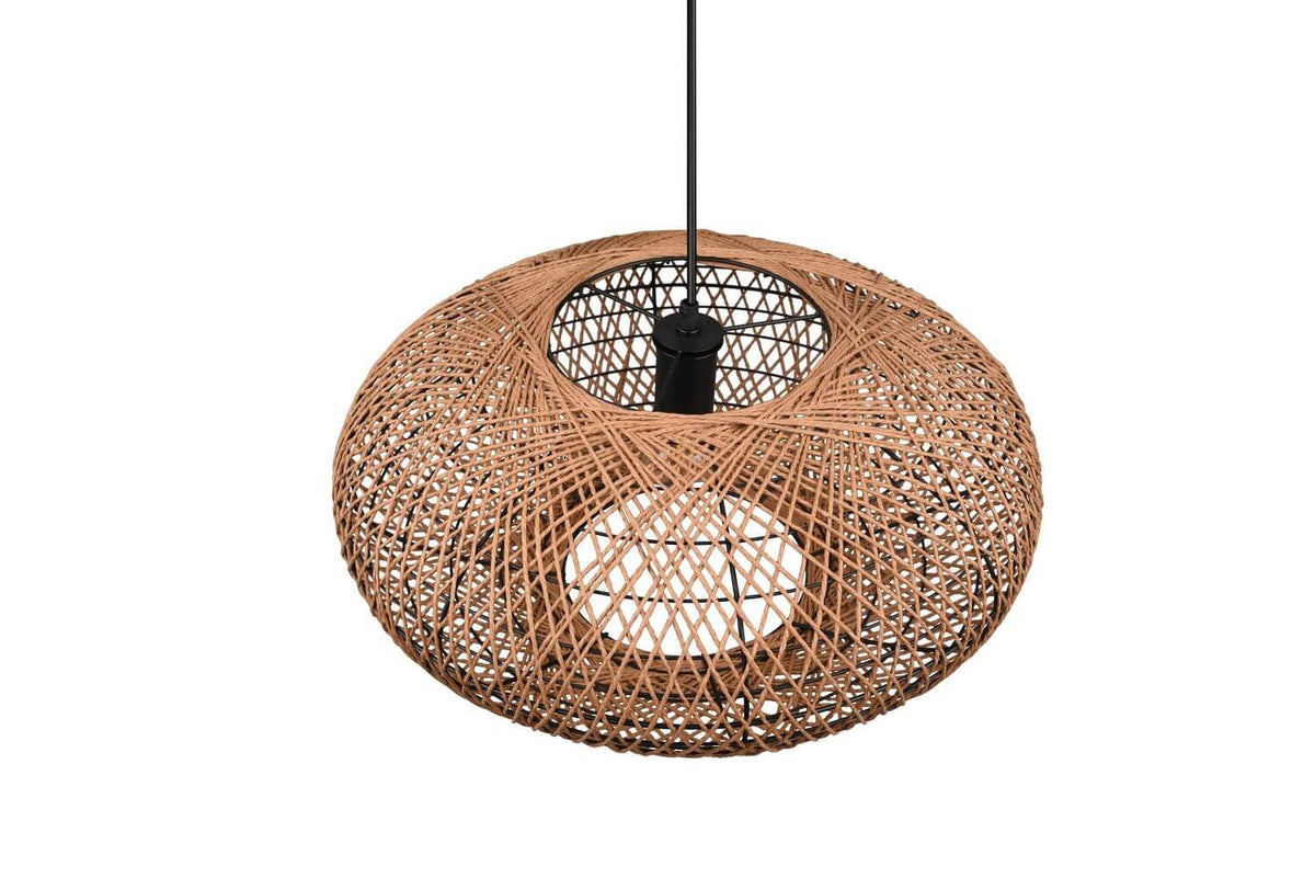 Détail rapproché du luminaire suspendu, mettant en valeur la douille noire et le tissage ajouré.