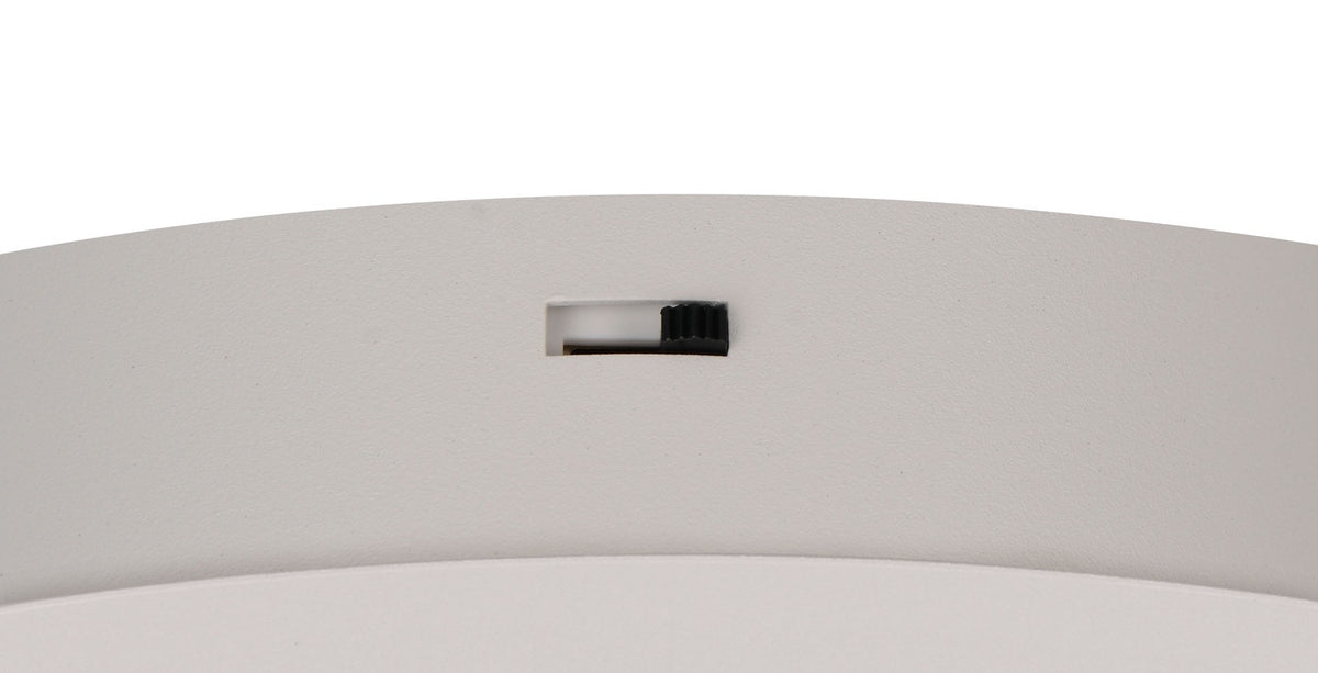Détail du plateau de fixation rond blanc avec un petit interrupteur noir rectangulaire.