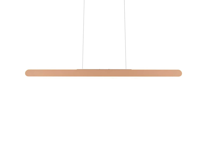 Barre lumineuse suspendue par deux câbles, présentée seule sur fond blanc.