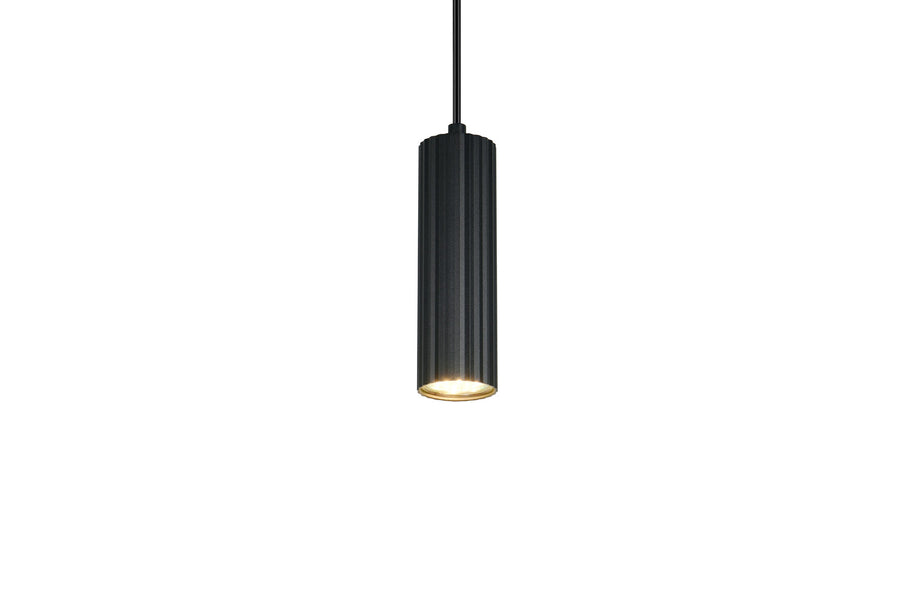 Gros plan du bas du cylindre cannelé noir, lumière chaude allumée
