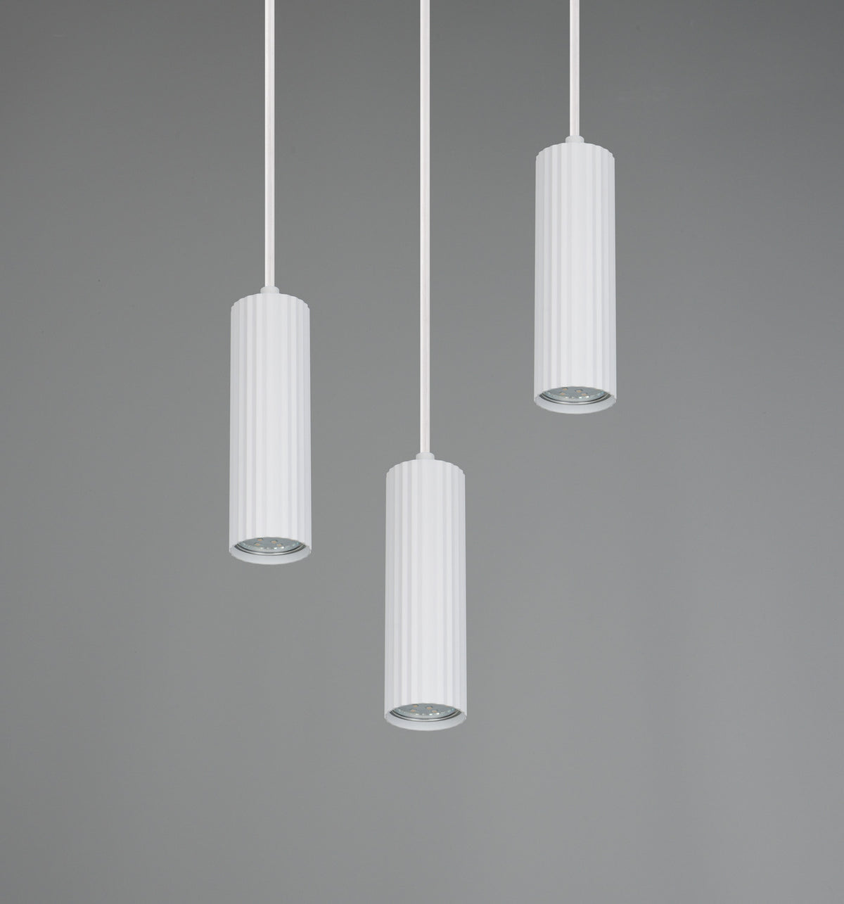 Détail rapproché des abat-jours cylindriques blancs striés et de leurs sources LED