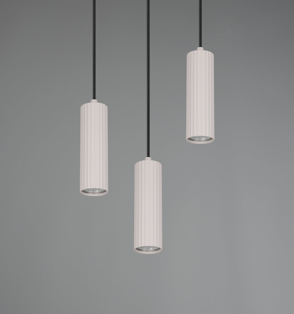 Détail des abat-jours cylindriques striés et du verre en partie basse.