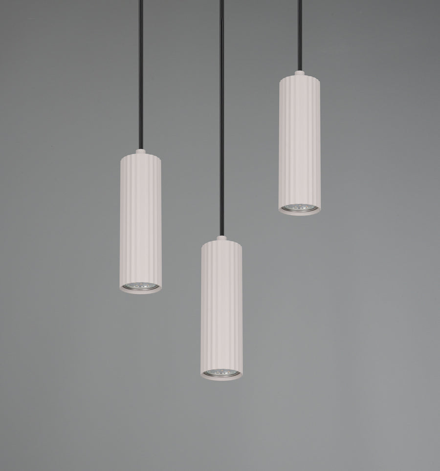 Détail des abat-jours cylindriques striés et du verre en partie basse.